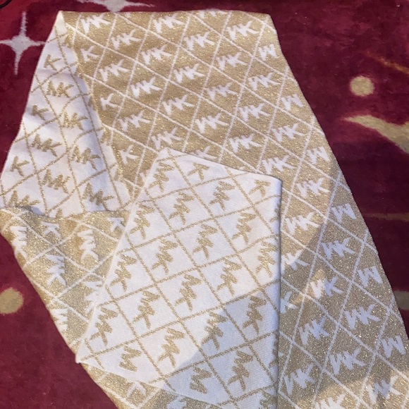Michael Kors scarf 🔥 - Picture 1 of 2